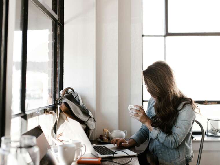 Treball remot i dret laboral: què cal revisar abans de final d’any?